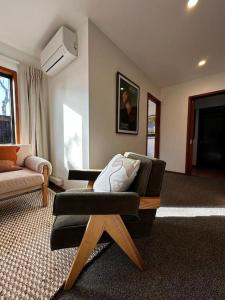 北哈夫洛克Woolshed 17 - Self Catering Accommodation的客厅配有沙发和椅子