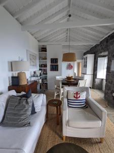 RibeirasCasas do Horizonte的客厅配有白色的沙发和桌子
