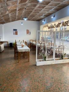 内科切阿Nueva Hostería Rio Colorado Necochea的一间带桌椅的用餐室和窗户。