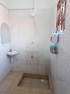 阿鲁沙Swahili House & Art的一间带水槽、卫生间和镜子的浴室