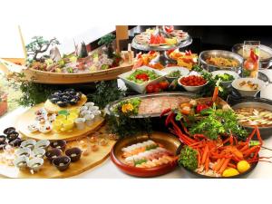 鹤冈市Yunohama Onsen Hanayubi Nihonkai - Vacation STAY 67567v的自助餐,餐桌上有许多不同类型的食物