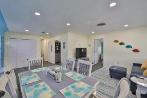 圣彼得堡Lovely vacation home 1 block from beach & downtown Gulfport的用餐室以及带桌椅的起居室。