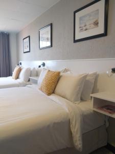 威廉斯塔德圣马可库拉索赌场酒店的酒店的客房 - 带2张带白色枕头的床