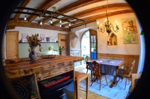 凯泽贝尔Chaud'Vin的厨房以及带桌椅的用餐室。