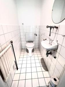 Green House bei Baden的白色的浴室设有卫生间和水槽。