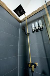 尚勒乌尔法ASTARTE HOTEL的浴室墙上有四个灯的淋浴