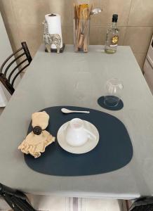 科尔多瓦Rivière Hostel的盘子上的桌子和碗