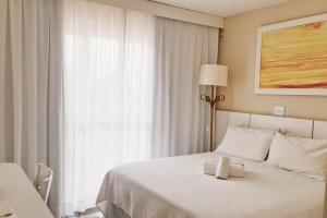 里约热内卢KS海滩酒店 的酒店客房设有白色的床和窗户。