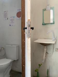 卡诺格布拉达Hostel Flor da Vida的一间带卫生间和水槽的浴室