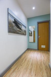 考文垂A101 Comfy Stylish Loft的一间有门的房间,墙上有一幅画