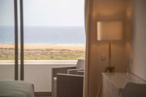 莫罗德哈布雷The Sunny Flair, Relaxing Experience的酒店的客房可欣赏到海滩美景。