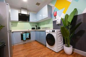考文垂A101 Comfy Stylish Loft的厨房配有洗衣机和洗衣机。
