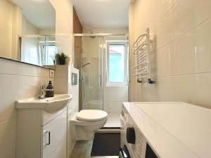 格但斯克MMRent Ocean Room的白色的浴室设有卫生间和水槽。