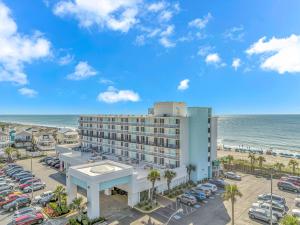 默特尔比奇Holiday Inn Resort Oceanfront at Surfside Beach, an IHG Hotel的享有酒店和海滩的空中景致