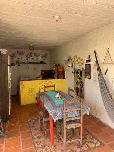 卡诺格布拉达Hostel Flor da Vida的一间厨房,里面配有桌椅