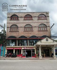 科马亚瓜Campanario的街道上带窗户的大型砖砌建筑