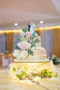 科马亚瓜Campanario的上面有鲜花的婚礼蛋糕