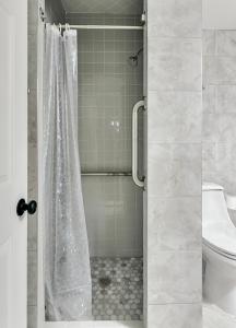 奥马哈Santorini的浴室内配有淋浴帘。