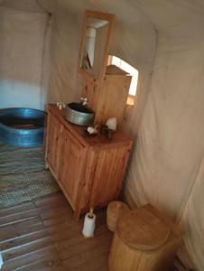 MhamidSaba Berber Travel的蒙古包内一间带浴缸和水槽的浴室