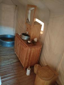MhamidSaba Berber Travel的蒙古包内带卫生间和浴缸的浴室