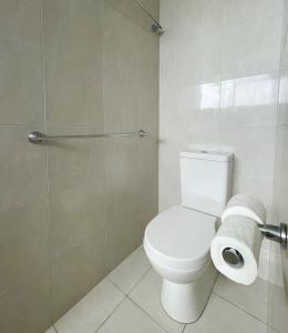 黄金海岸拜伦内公寓的浴室设有卫生间和两卷卫生纸。