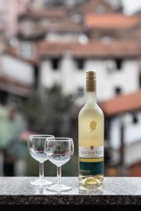 贝尔格莱德Balkan dream ****的桌子上放有一瓶葡萄酒和两杯酒