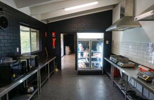 霍尔斯加普霍尔斯加普湖滨假日公园的一间位于客房中间的带冰箱的厨房