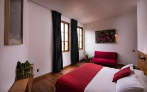瓦尔帕莱索芳纳酒店的一间卧室配有一张床和一张红色椅子