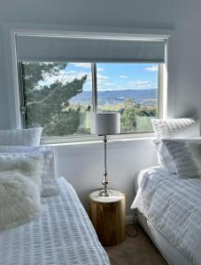 LowtherThe View @ Ulandi的一间卧室设有两张单人床和一个窗户。