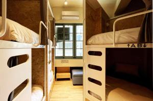 嘉义市日光轻旅 晃拾光 Funtime Hostel的宿舍间设有两张双层床。