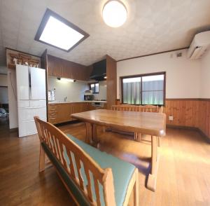 中津川市GUESTHOUSE YANAGIYA的厨房配有餐桌和冰箱