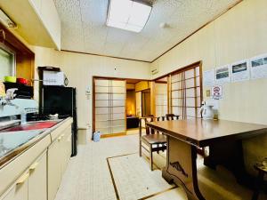 Hikiワイルドライフ　森風的厨房配有桌子和台面