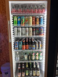 Tha KradanTid Khao Glamping & Bar的冰箱里装满了各种饮料