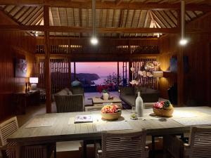 AwangLobster Bay Lombok的一间设有桌子的海景用餐室