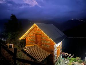 吉布Nebula Nook Cottages的小屋设有灯光