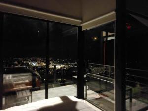 DivisiónVillas Páramo Cloud Forest Hotel的一间晚上享有城市美景的客房