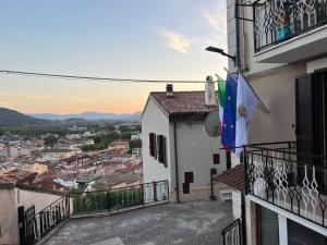 桑格罗堡Castel di Sangro Suite Apartment的从大楼的阳台上可欣赏到城市景观