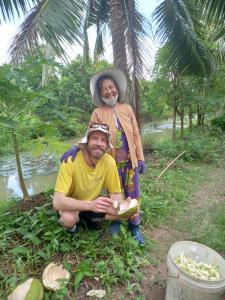 永隆Homestay Ngoc Sang的站在丛林中男人顶上的女人