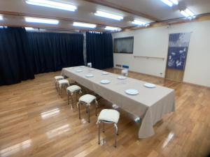 Yoshioka多目的スタジオ月兎園 BBQや花火できます #Ok1的一间会议室,配有长桌子和椅子