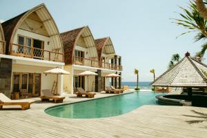 BatununggulALANA PENIDA HOTEL的一座带游泳池和度假村的别墅