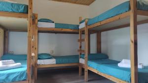 比利亚努阿Cama Hab Compartida - Albergue Tritón Villanúa的房屋内带三张双层床的房间