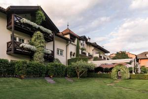 博尔扎诺玛格达勒内霍夫酒店的享有带庭院的房屋外部景致