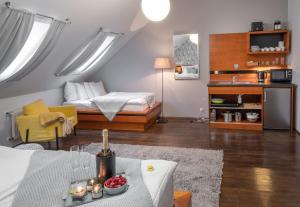 布拉格4 Elements Apartments by Adrez的客厅配有床和餐桌