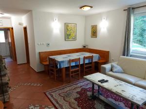 VitanjeRogla Apartma Kekec的客厅配有桌子和沙发