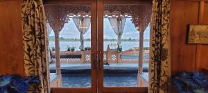 斯利那加Lily Of The World Houseboat的客房设有一个享有水景的窗户。