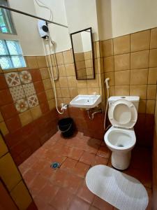 达古潘Rio Vista Bed and Breakfast的浴室配有卫生间、淋浴和盥洗盆。