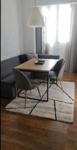 丘斯滕迪尔Aпартамент за гости Mари的客厅配有一张桌子和两把椅子