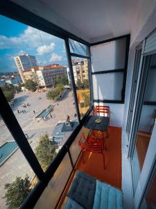 普里什蒂纳Prishtina In & Out的客房设有市景阳台。