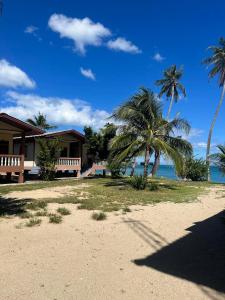 苏梅岛Paradise Bungalows Lamai Beach的棕榈树和海洋海滩上的别墅