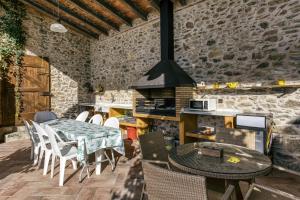 坎塔卢普斯Can Cortada的厨房以及带桌椅的用餐室。